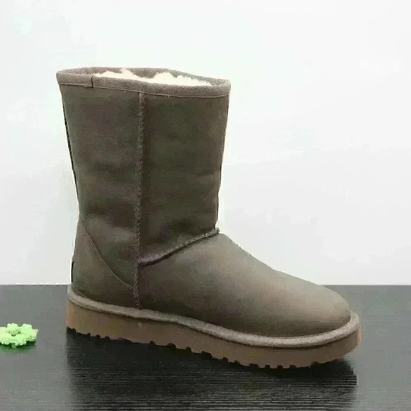 UGG Women’s Classic Brown Leather Boots - Picture 3 of 11